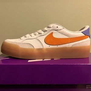 Womens 6.5 NIKE SB ZOOM POGO PLUS PRM/BRAND NEW NEVER WORN/(DIDNT FIT ME)